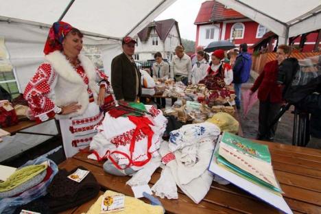 Festivalul bunătăţilor: Sătenii din comuna Roşia aşteaptă oaspeţi la a doua ediţie a festivalului "Straiţa plină"